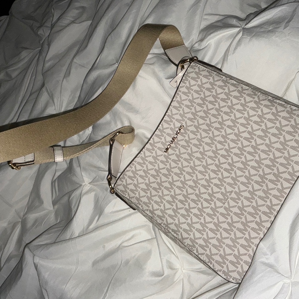 Michael Kors bag - Picture 1 of 3